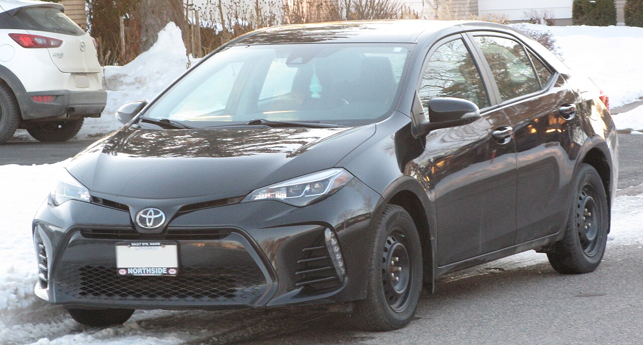 2015 Toyota Corolla (سنة مختلفة)